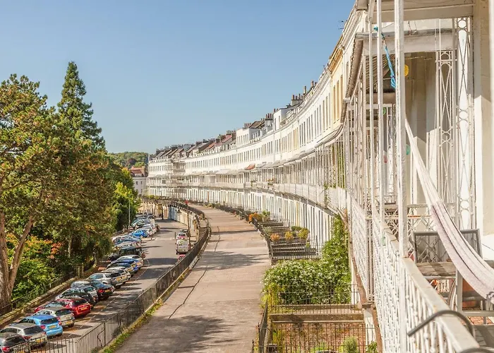 Elegant Period Clifton Balcony Apt - Simplycheckin