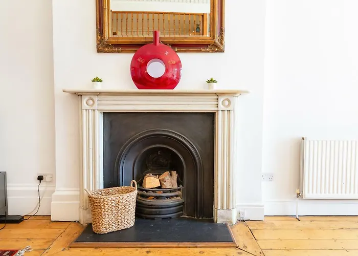 Elegant Period Clifton Balcony Apt - Simplycheckin