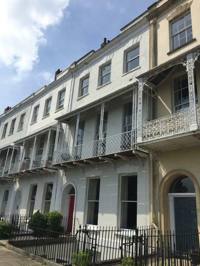 Elegant Period Clifton Balcony - Simplycheckin Bristol