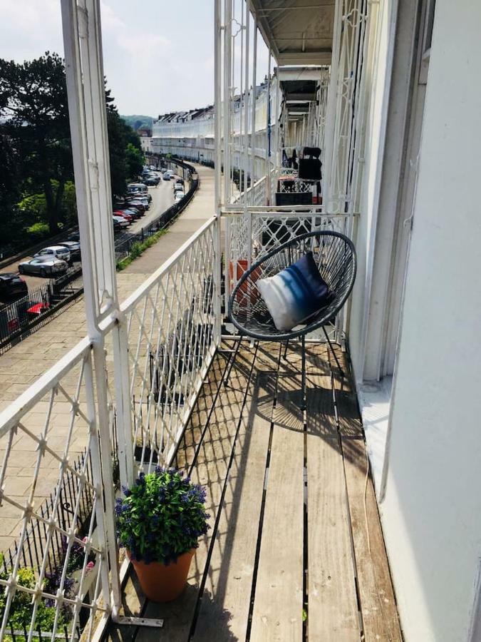 Elegant Period Clifton Balcony - Simplycheckin *